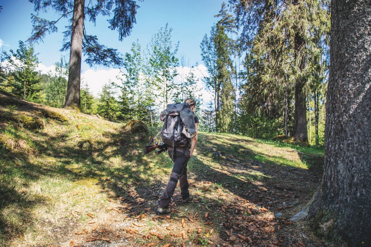 Jagend bedeutet auch, mit umfangreicher Ausrüstung stundenlang durch unwegsames Gelände zu wandern. (Foto: Pia Neuenschwander)