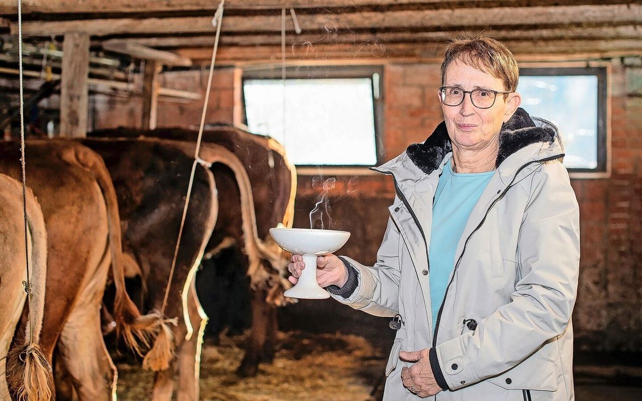 Anita Hurschler schreitet mit der Räucherschale von Raum zu Raum und bereinigt diese von unerwünschten Energien oder alten, noch dort verbliebenen Seelen.