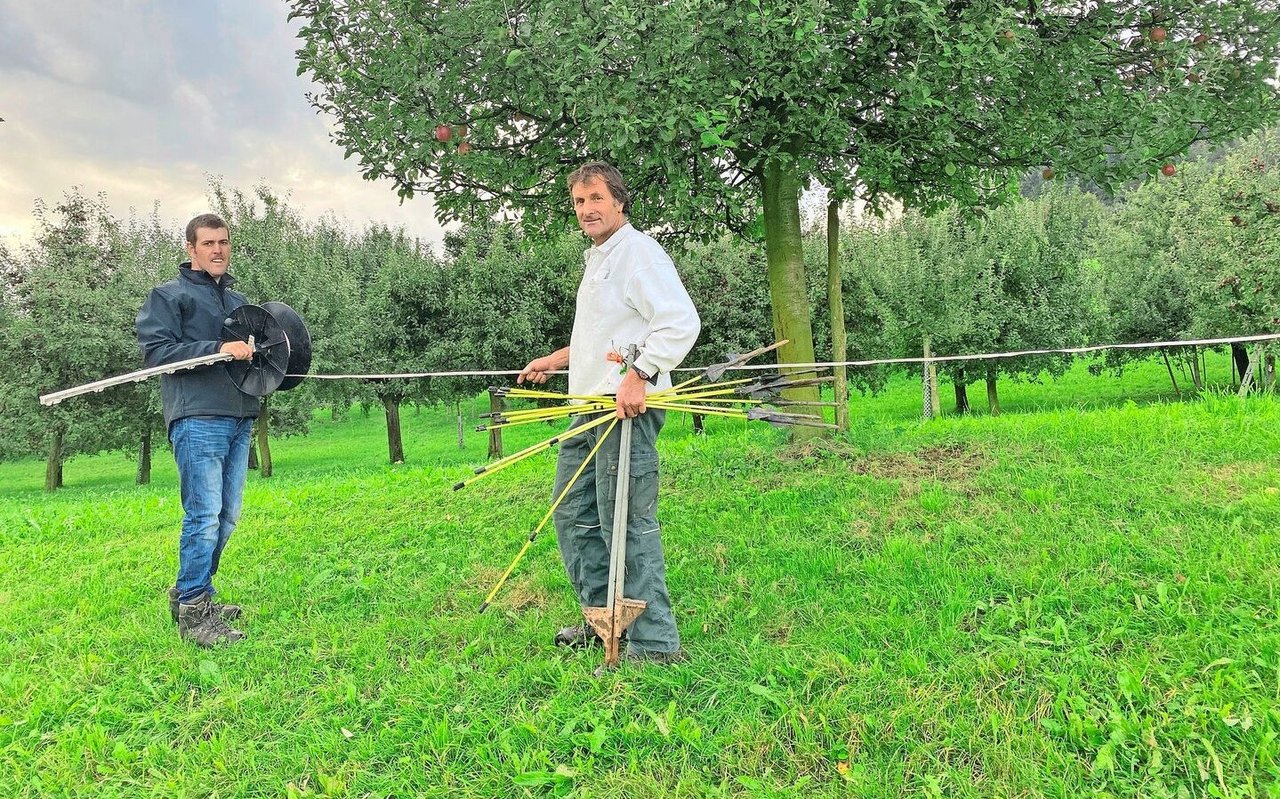 Pirmin Langenstein hilft Othmar Keiser gern beim Zäunen. Jeweils etwa den halben Tag arbeiten die Männer zusammen.