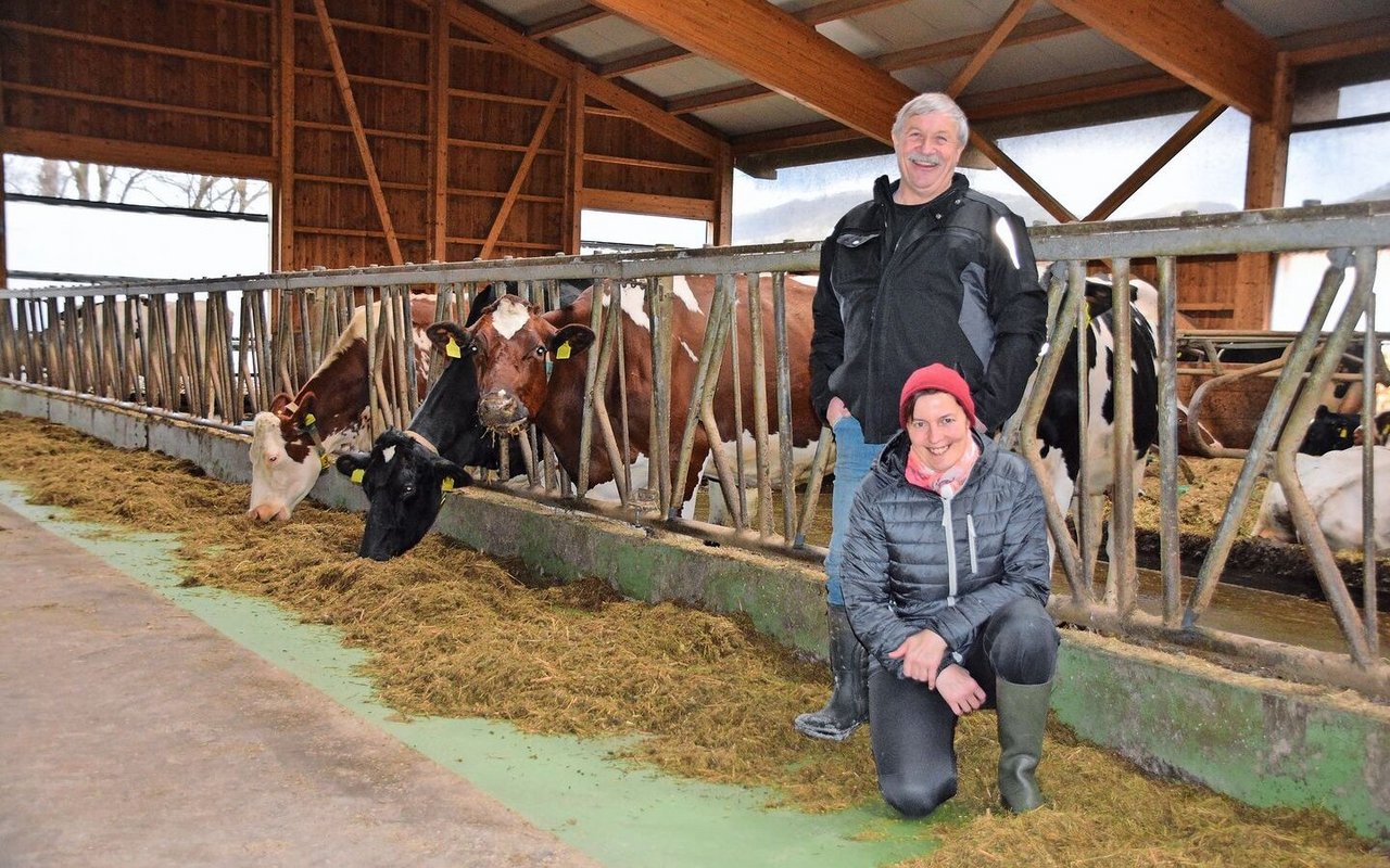 Vreni und Martin Kamber haben mit Sohn Stefan und dessen Familie (fehlen auf dem Bild) in einen Laufstall investiert.