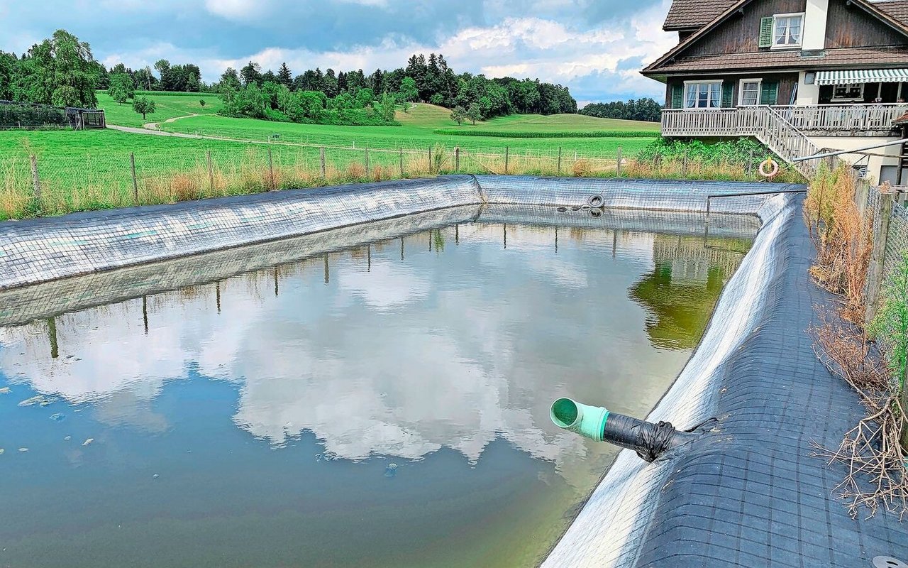 Lokaler Wasserspeicher auf einem Luzerner Obstbaubetrieb, der für die Bewässerung und Frostberegnung von Kirschbäumen genutzt wird. 