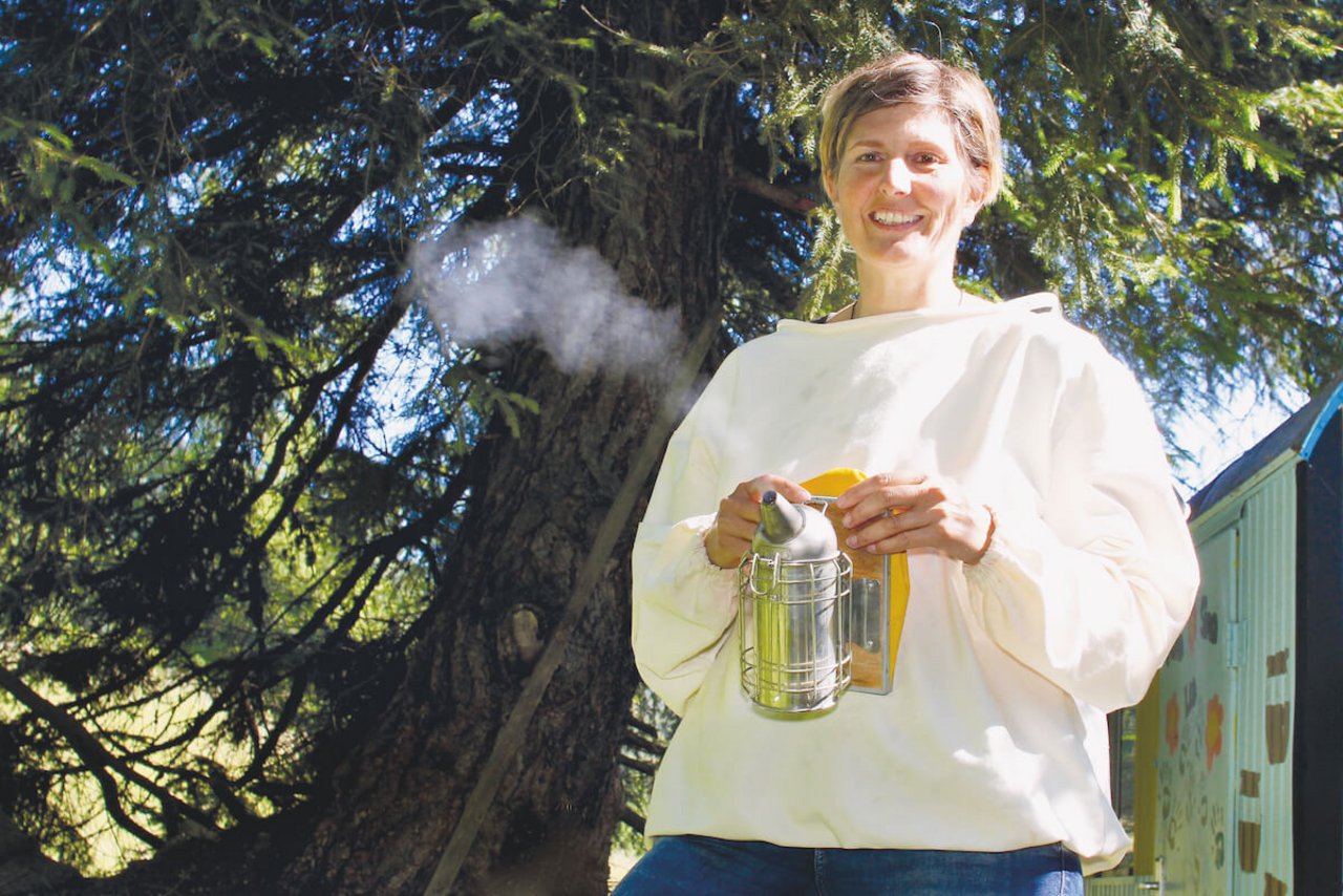 Der «Smoker» in Corina Göpferts Hand simuliert für die Bienen einen Waldbrand und lenkt sie damit ab. (Bild: Jürg Vollmer)