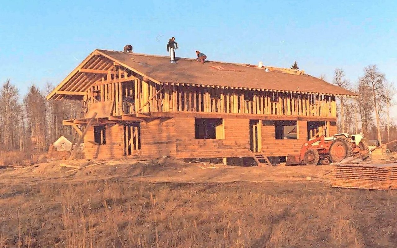 Im Herbst 1979 wurde das Dach des neuen Hauses gedeckt. Jetzt war es sicher vor dem Schnee. Das grosse «Schweizerhaus» hatte Platz für zwei Wohnungen.