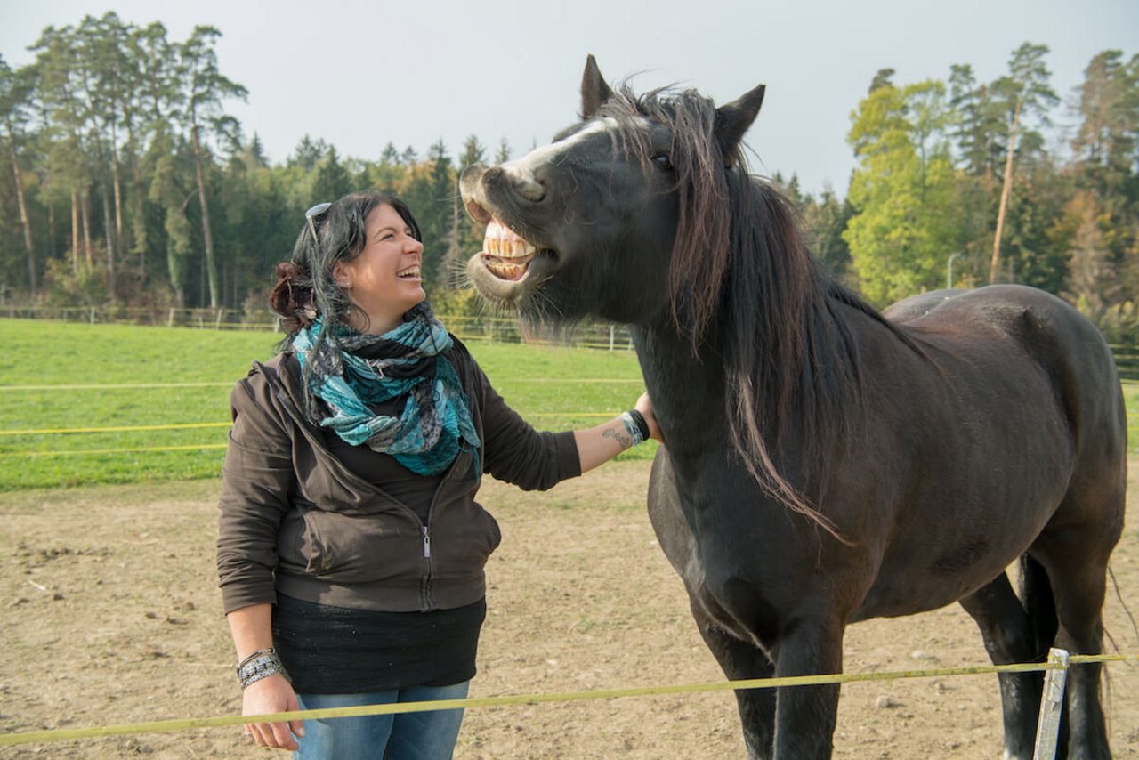 Andrea Aeppli und eines ihrer Hippotherapie-Pferde. (Foto: Marion Nitsch)