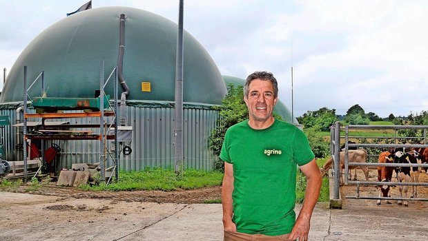 Samuel Imboden vor der Biogasanlage der Betriebsgemeinschaft Agrino im aargauischen Remetschwil. 