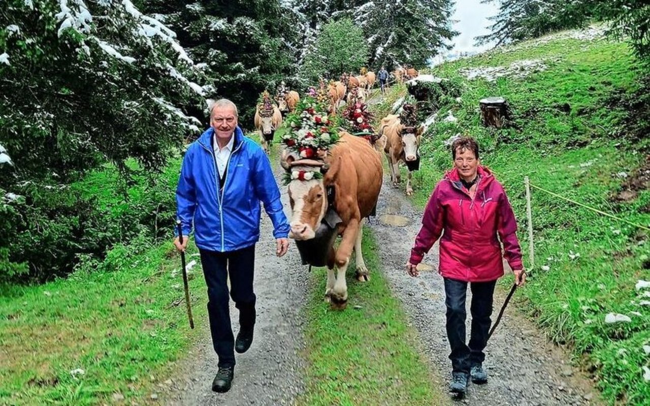 Für Werner Kocher und seine Partnerin Vera Fankhauser ist die Alpzeit vorbei: «Ein Alpabzug ist ein würdiger Abschluss.»