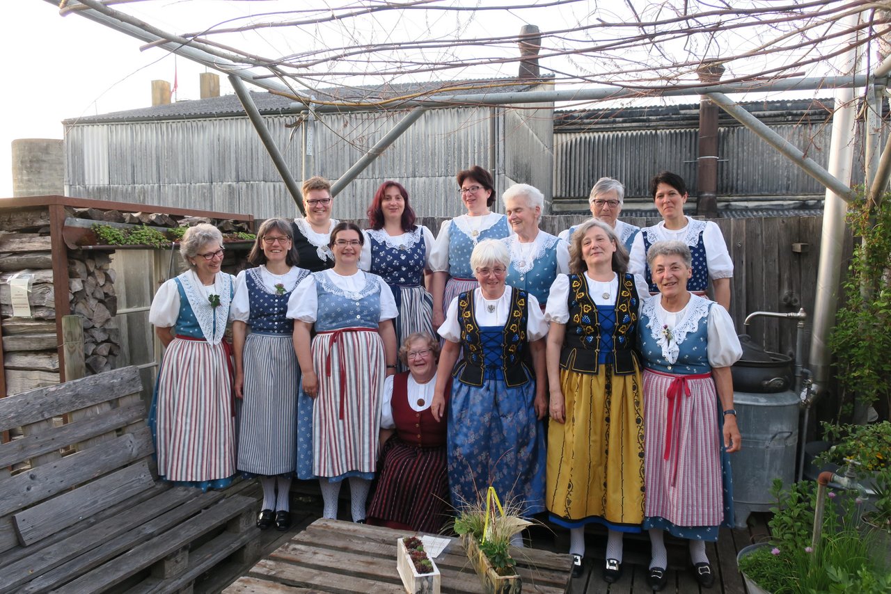 Auf dem Bild zeigt sich die Trachtengruppe Rickenbach ZH in den Zürcher Weinländer-trachten. Die Trachtenfrauen haben sich zu einem gemeinsamen Nachtessen getroffen. (Bild et)