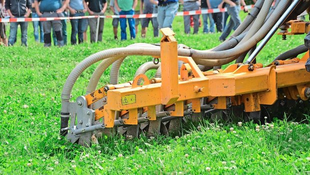 Warum nicht eine Überfahrt für zwei Arbeitsschritte nutzen? Bodennah ist für manche nicht genug: die Gülle soll direkt eingearbeitet werden. 