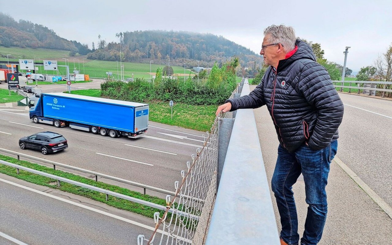 Christophe Eggenschwiler am Grauholz. Unter ihm die Autobahn von Bern nach Zürich.