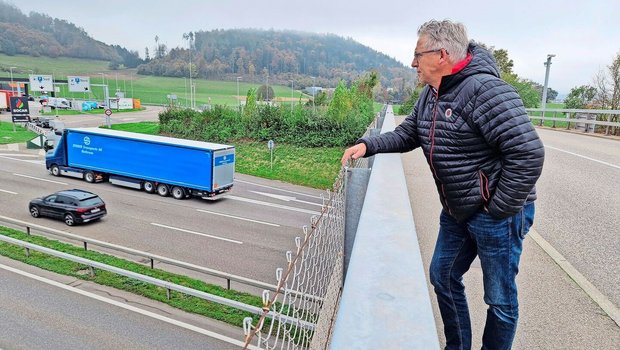 Christophe Eggenschwiler am Grauholz. Unter ihm die Autobahn von Bern nach Zürich.