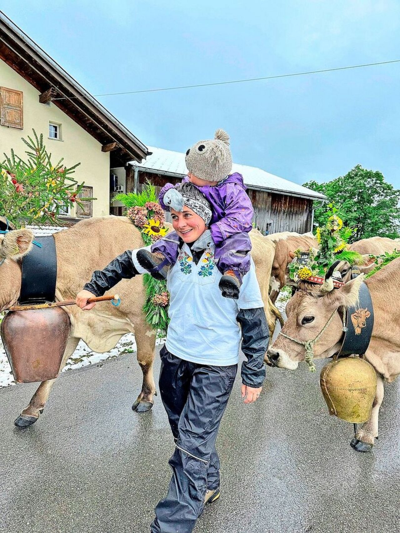 Corina Blöchlinger-Dürst kommt im Dorf an, mit Sohn Cyrill auf den Schultern.