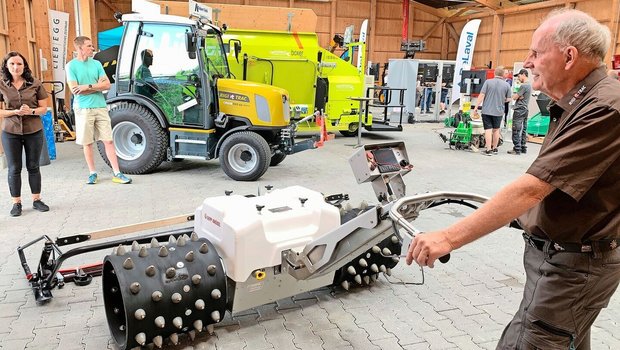 Sepp Knüsel präsentiert den voll elektrischen Motormäher Alpin 10 von Xelom aus dem Südtirol, den die Firma Sepp Knüsel AG aus Küssnacht seit diesem Sommer vertreibt. Links im Bild Geschäftsführerin Therese Beutler-Knüsel. 