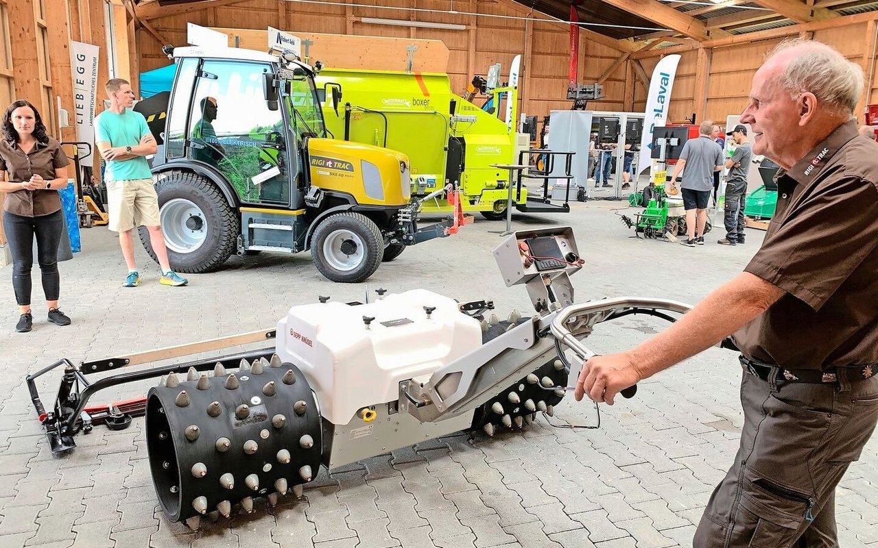 Sepp Knüsel präsentiert den voll elektrischen Motormäher Alpin 10 von Xelom aus dem Südtirol, den die Firma Sepp Knüsel AG aus Küssnacht seit diesem Sommer vertreibt. Links im Bild Geschäftsführerin Therese Beutler-Knüsel. 