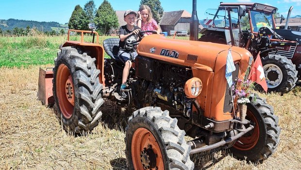 Johann und seine Schwester Lilian Aeschlimann auf dem Fiat-Traktor ihres Vaters. «Trotz Jahrgang 1964 hat der Traktor schon einen Allradantrieb», sagt Johann stolz. 