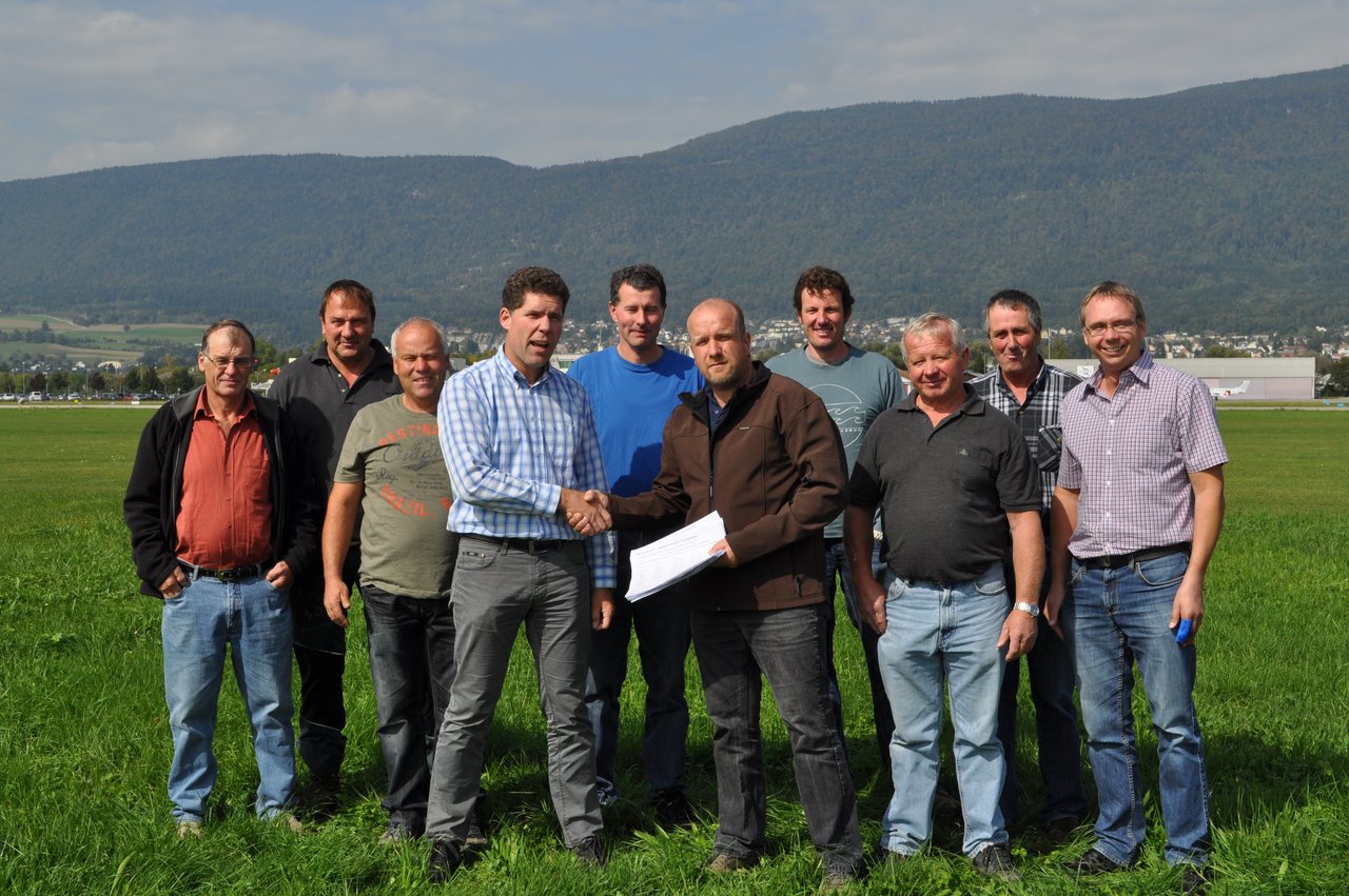 Vertreter der Bauern aus Staad, Grenchen, Bettlach und Selzach übergeben Komitee-Präsident Simon Winkelhausen (4. v. l.) ihre 328 Unterschriften (v. l. n. r.): Peter Kobi, Grenchen, Andreas Marti, Staad, Bernhard Stauffer, Staad, Ueli von Burg, Bettlach, Thomas Marti, Staad, Jörg Walker, Bettlach, Peter Sperisen, Staad, Konrad Vogt, Grenchen, und Markus Dietschi, Selzach. (Bild Andrea Imbaumgarten)