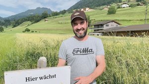 Markus Langensand vor dem Weizenfeld mit der Biosorte Montalbano. Auf Herbizide, Halmverkürzer und Insektizide wird verzichtet. Die wenigen Gräser der Vorkultur Kunstwiese seien nicht problematisch. 