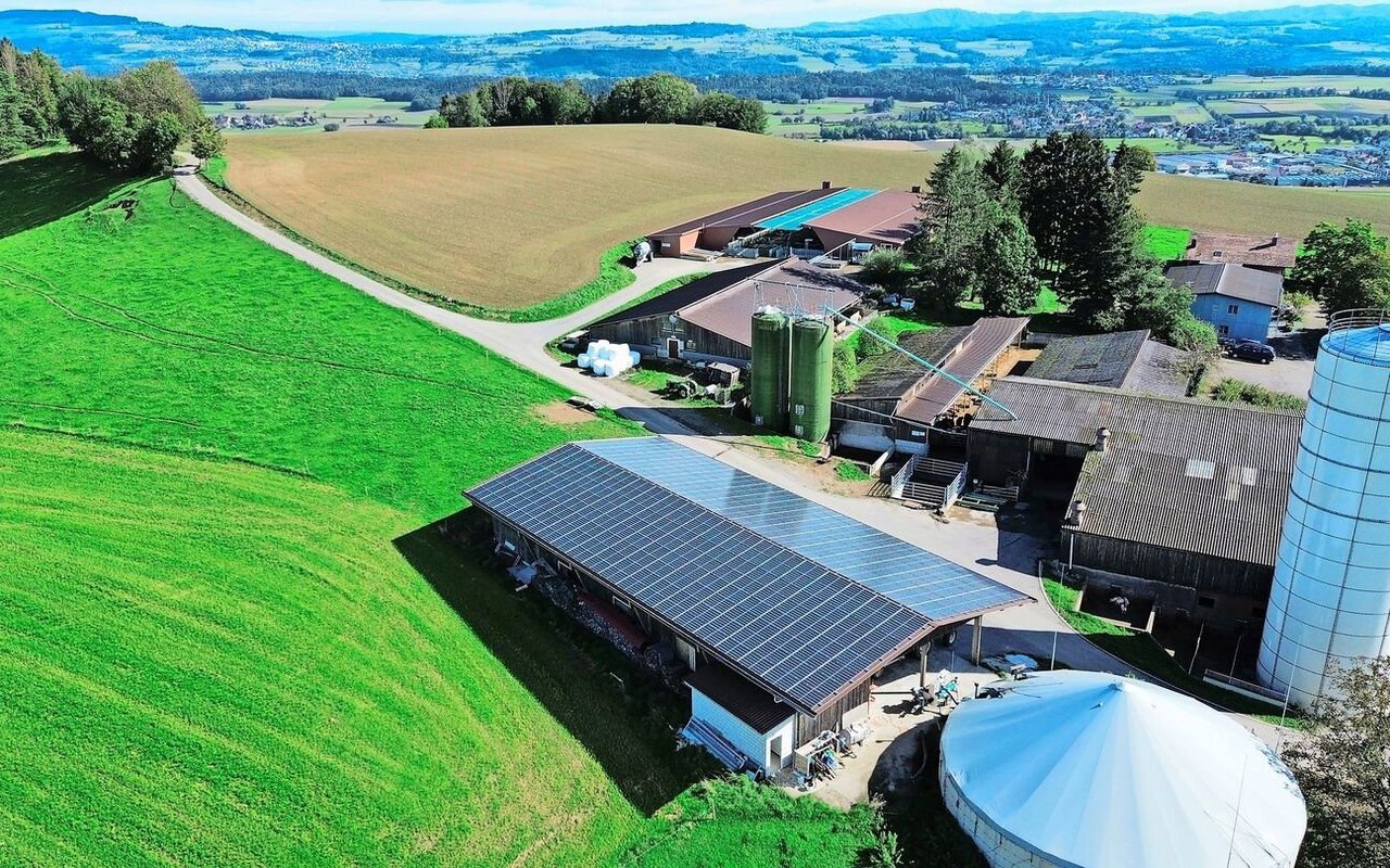 Der Quellhof aus der Vogelperspektive. Beim weissen Silo befinden sich die Futterküche und der älteste Stall. Der 600er-Maststall ist hinten links.