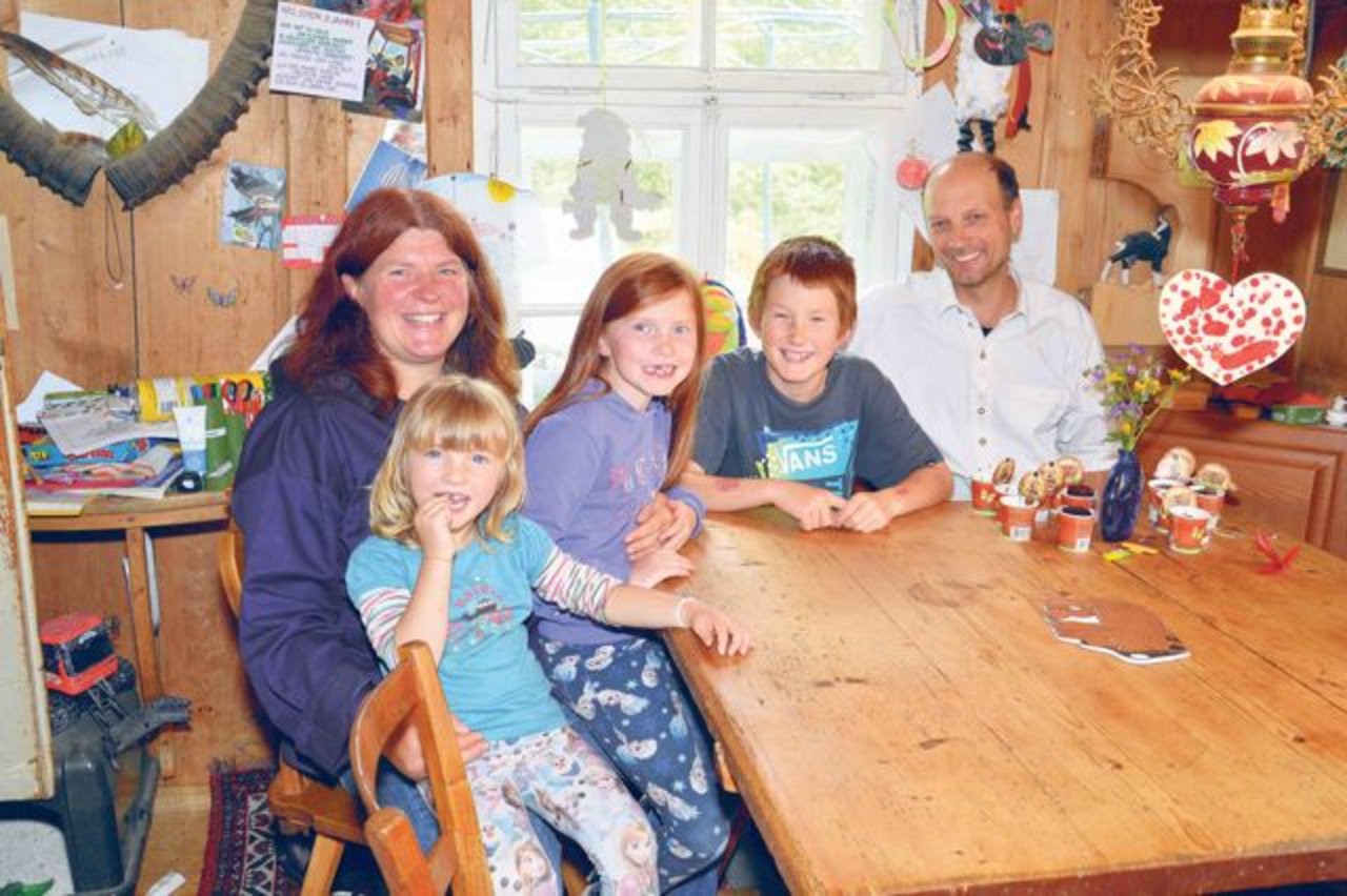 Die ganze Familie Siegenthaler wurde in das Bilderbuch integriert (v. l. n. r.): Die passionierte Älplerin Salome Siegenthaler mit den Kindern Sofie, Flurina und Aaron, und Ehemann André. (Bilder Barbara Schirmer/Baeschlin Verlag)