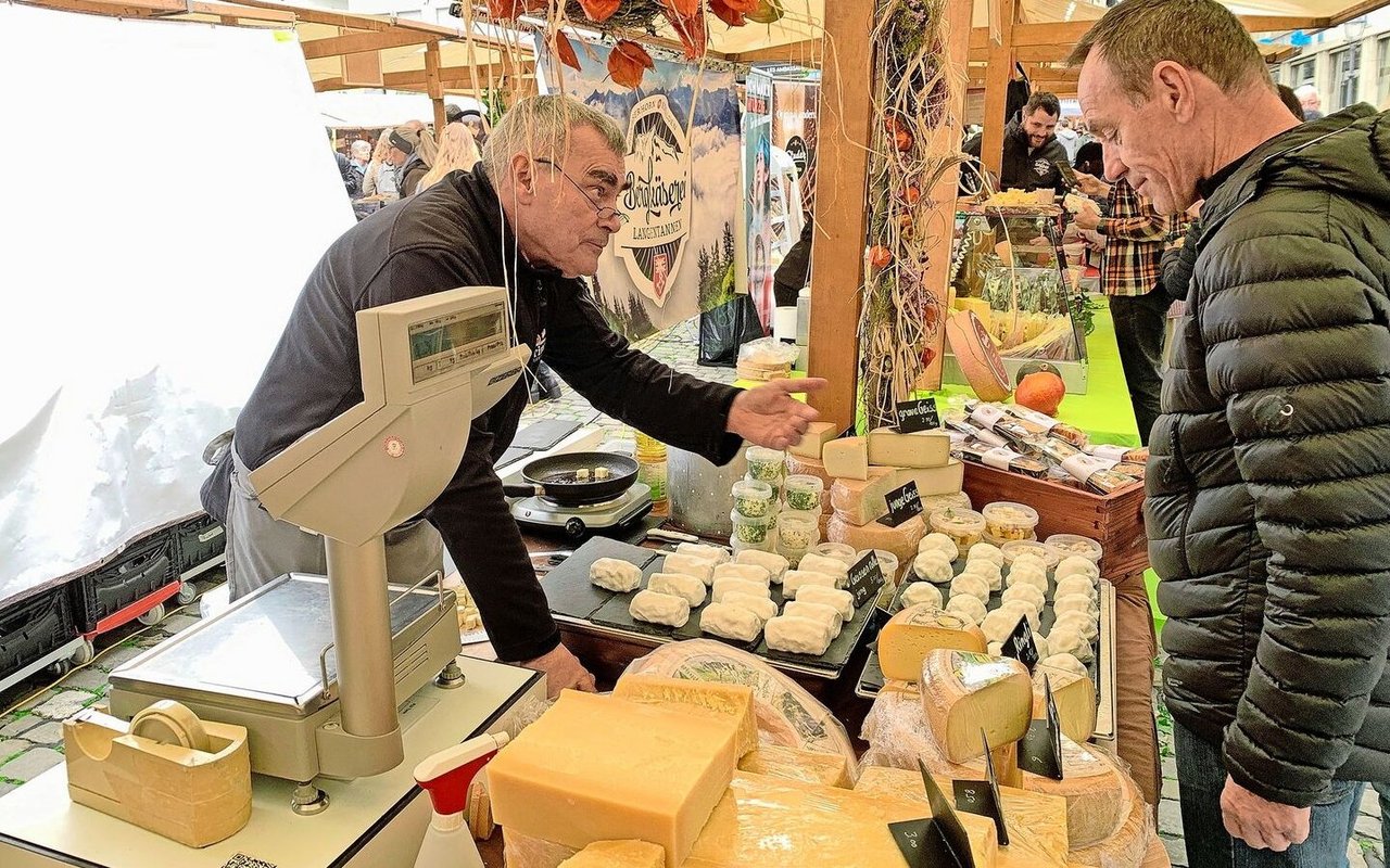 Thomas Schweisser (l.) verkauft nicht nur den Käse mit Leidenschaft, sondern erzählt jeweils auch die Geschichte hinter den Produkten. 