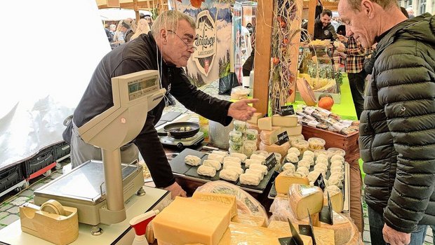 Thomas Schweisser (l.) verkauft nicht nur den Käse mit Leidenschaft, sondern erzählt jeweils auch die Geschichte hinter den Produkten. 