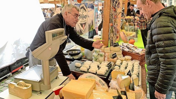 Thomas Schweisser (l.) verkauft nicht nur den Käse mit Leidenschaft, sondern erzählt jeweils auch die Geschichte hinter den Produkten. 