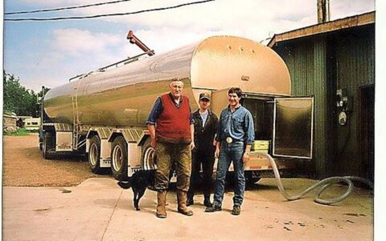 Ein Foto aus späteren Jahren: Ab 1974 wurde Milch von der Transpine Farm abgeholt und Gottlieb Lehmanns (links) Traum erfüllte sich endlich.