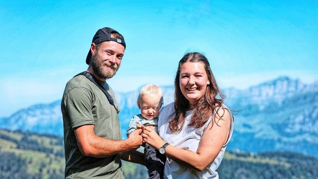 Markus Eberle (l.), seine Frau Magdalena Eberhard (r.) und ihr Sohn Jonathan. «Wenn der Wolf so nah an der Hütte ist, macht man sich schon seine Gedanken, was mit dem Kind auf der Krabbeldecke passieren könnte», fasst Eberle seine Befürchtungen zusammen.