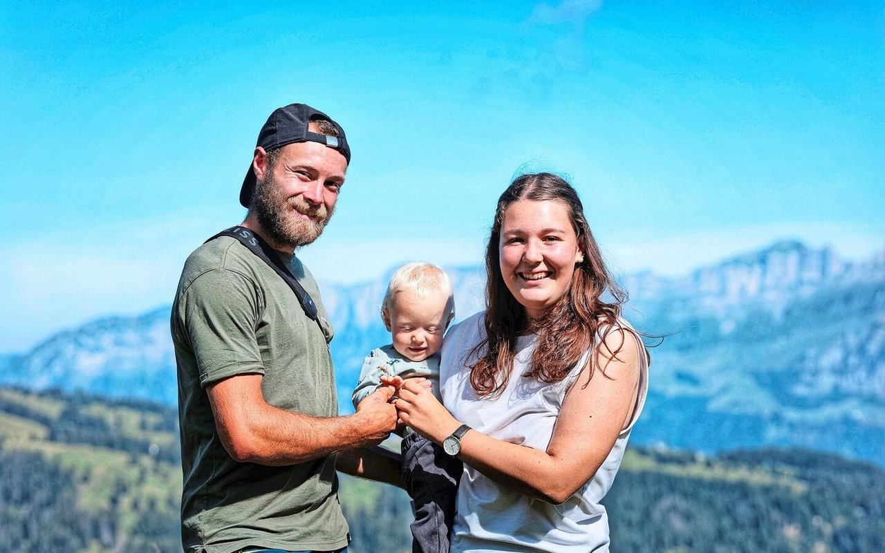 Markus Eberle (l.), seine Frau Magdalena Eberhard (r.) und ihr Sohn Jonathan. «Wenn der Wolf so nah an der Hütte ist, macht man sich schon seine Gedanken, was mit dem Kind auf der Krabbeldecke passieren könnte», fasst Eberle seine Befürchtungen zusammen.