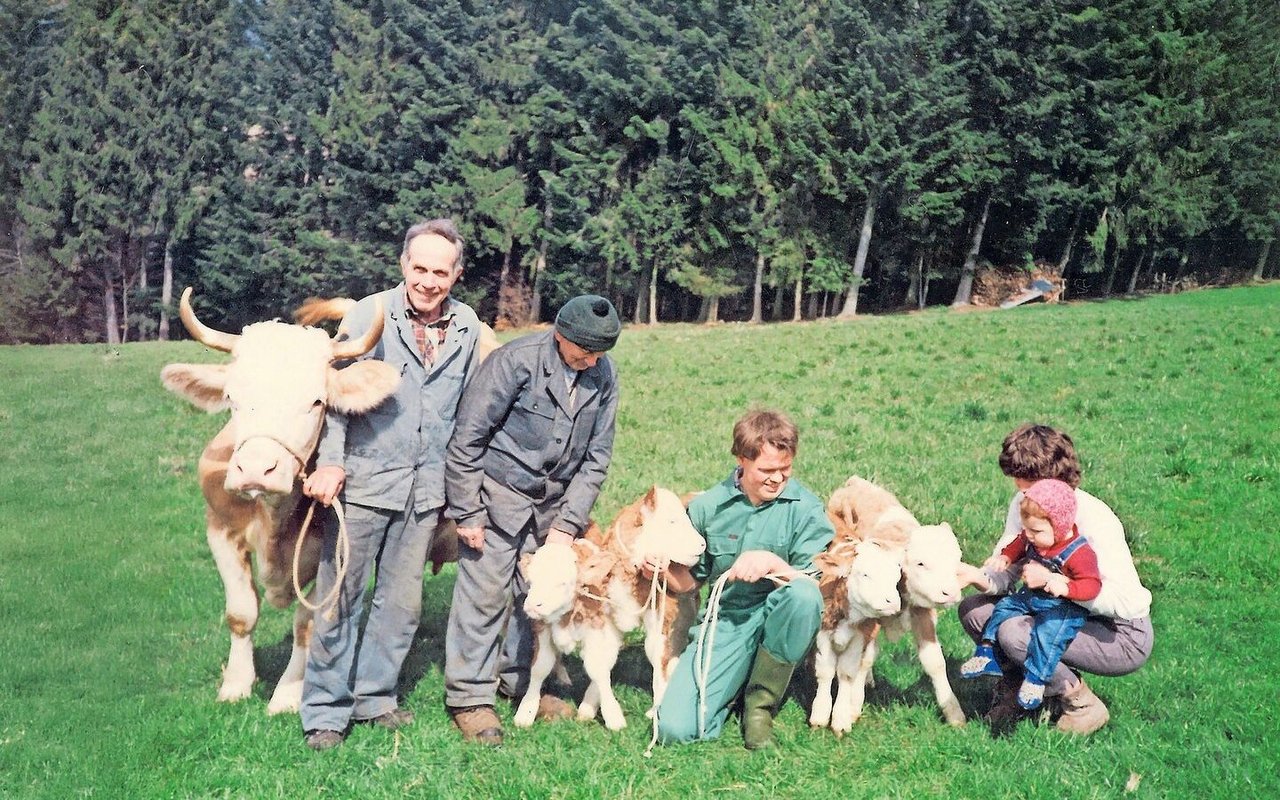 Präsentiert werden die Vierlinge von vier Generationen Stettler. 