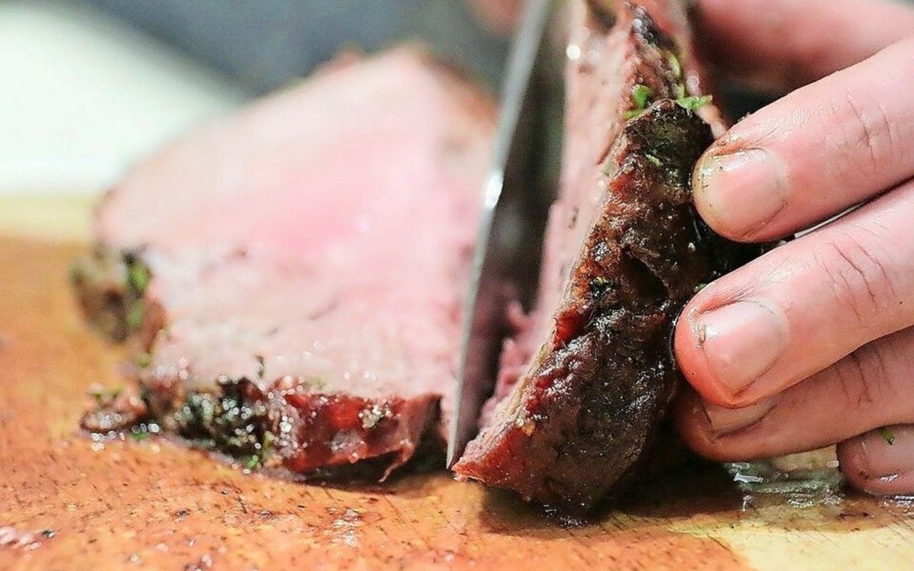 Eine Portion rotes Fleisch galt lange Zeit als ein Stück Lebenskraft – aus der neuen Ernährungspyramide ist es sang- und klanglos verschwunden. 