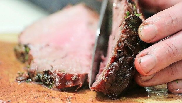 Eine Portion rotes Fleisch galt lange Zeit als ein Stück Lebenskraft – aus der neuen Ernährungspyramide ist es sang- und klanglos verschwunden. 