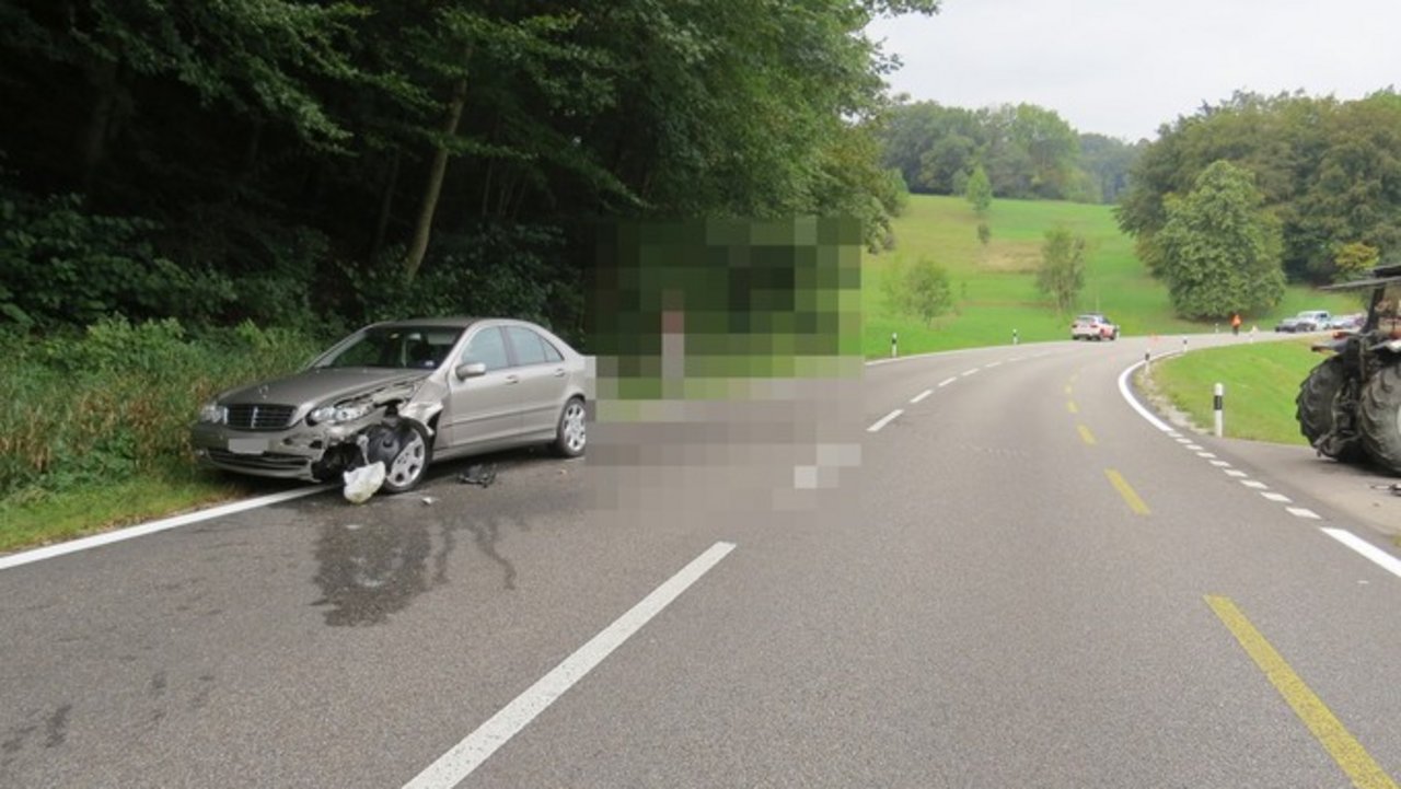 Auto Kracht Beim Überholen In Traktor - Bauernzeitung.ch | BauernZeitung