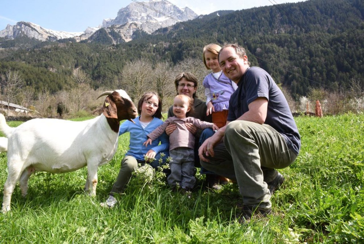 Wendelin und Marianne Loretz mit ihren drei Töchtern setzen voll auf Burenziegen. (Bild Julia Zuberbühler)