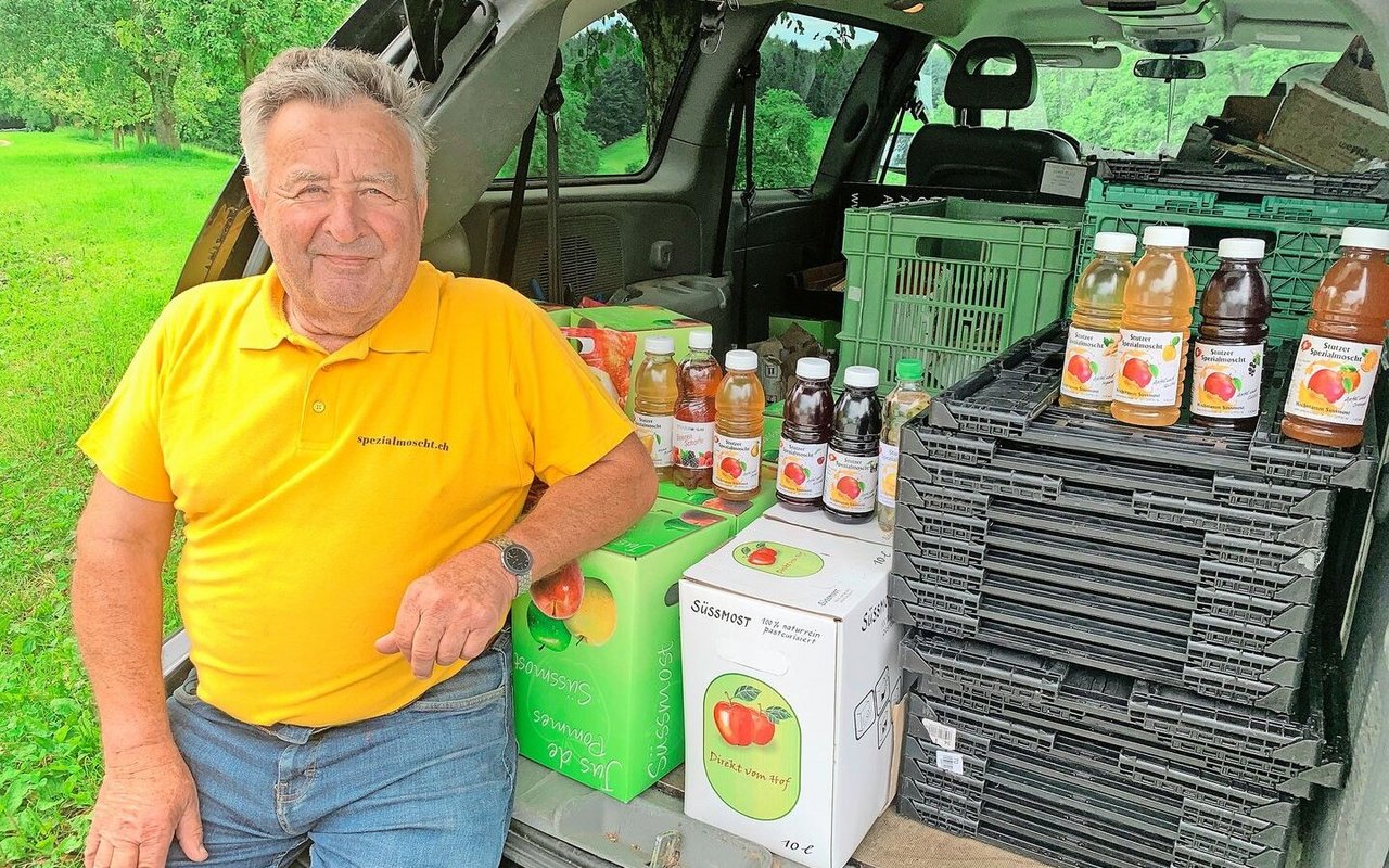 Peter Stutzer im Auto mit seinem Sortiment an Spezialmost. Fast täglich ist er damit unterwegs und beliefert zahlreiche Verkaufspunkte. 