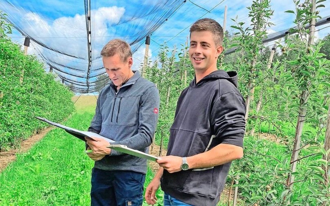 Damian Gut (rechts) in seiner Obstplantage bei der Prüfungsabnahme durch Thomas Renggli. 