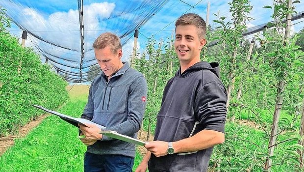 Damian Gut (rechts) in seiner Obstplantage bei der Prüfungsabnahme durch Thomas Renggli. 