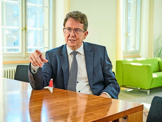 Bundesrat Albert Rösti erklärt im Interview, warum die insgesamt 53 ha Fläche in die Verbreiterung der Autobahn «investiert» werden müssen. 