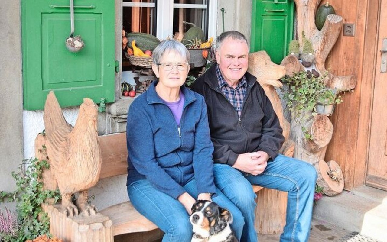 Walter und Kathrin Stettler vor ihrem Haus in Gasel.