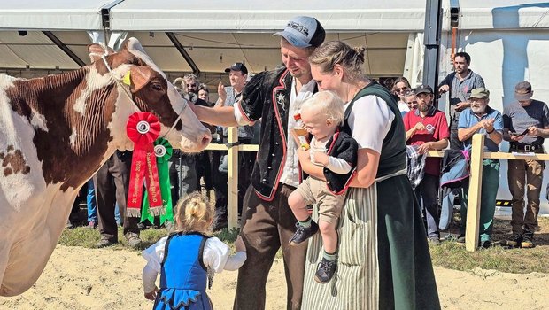 Viehzucht ist Familiensache: Die Jüngsten führten nicht nur Kälber vor, sie feierten auch die Missen. Miss der Red Holstein und Holstein: Steffen-Gene Evert Wina von Markus und Christoph Steffen.