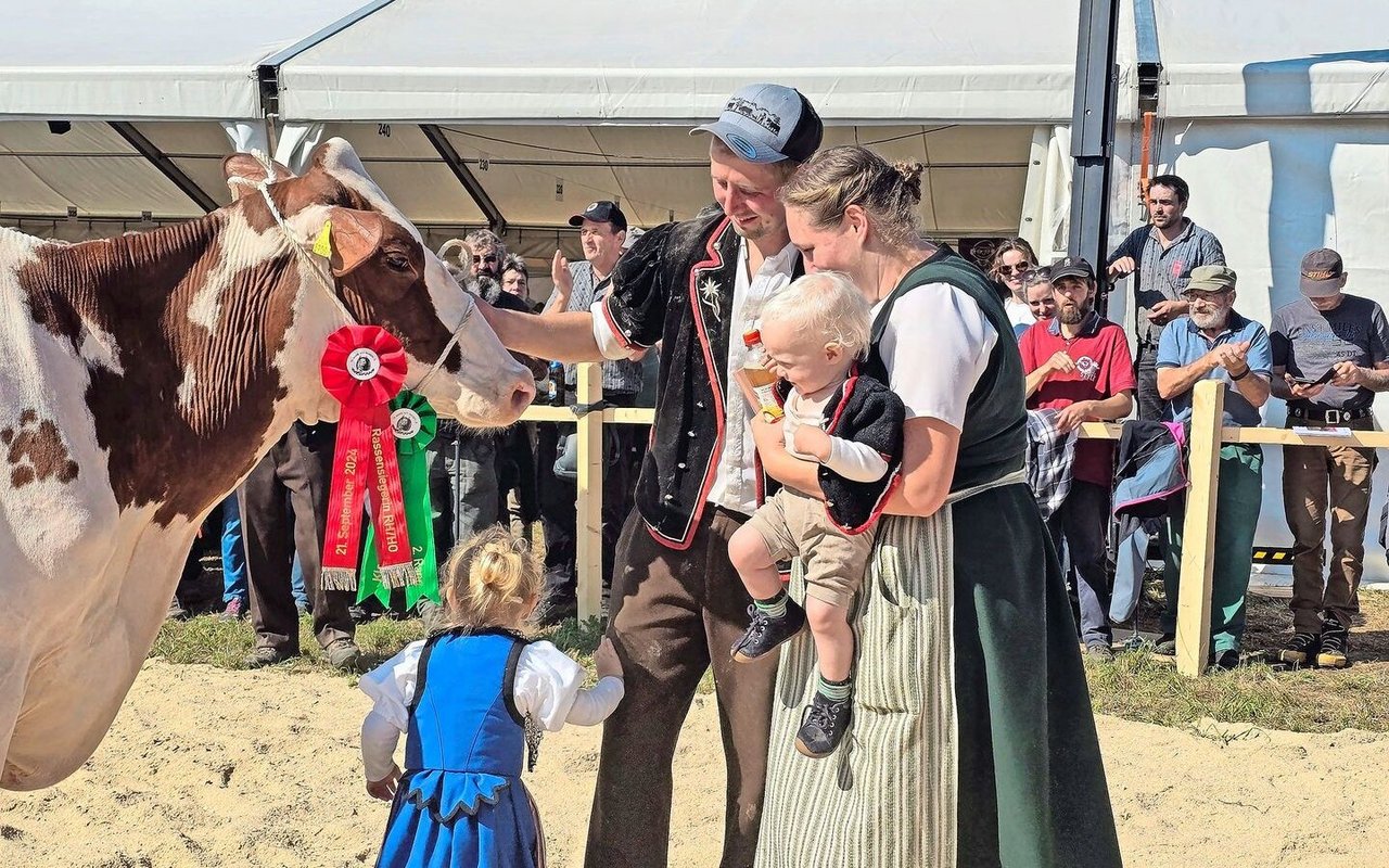 Viehzucht ist Familiensache: Die Jüngsten führten nicht nur Kälber vor, sie feierten auch die Missen. Miss der Red Holstein und Holstein: Steffen-Gene Evert Wina von Markus und Christoph Steffen.