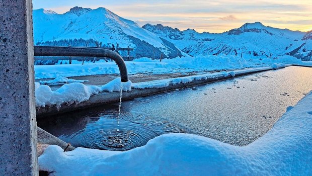 Nächtlicher Kälteeinbruch: Die Wasseroberfläche des Brunnens ist von einer Eisschicht bedeckt.