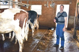 Beat Wanzenried aus Mirchel versteht die Welt nicht mehr, als ihm der KUL-Kontrolleur wegen der unbedeckten Schubstangenentmistung einen Rapport machte. (Bilder Peter Fankhauser)