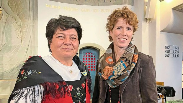 Karin Niederberger (links) mit Regula Böhi, Präsidentin des Thurgauer Landfrauenverbands am Landfrauentag in Weinfelden