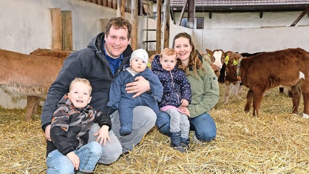 Ronni und Sabrina Vögeli mit ihren Kindern Henry, Leo und Eline. Seit 1709 befindet sich der Betrieb im Besitz der Familie Vögeli, Hauptstandbein ist heute die Munimast, wichtige Betriebszweige sind die Energie- und Wärmeproduktion.