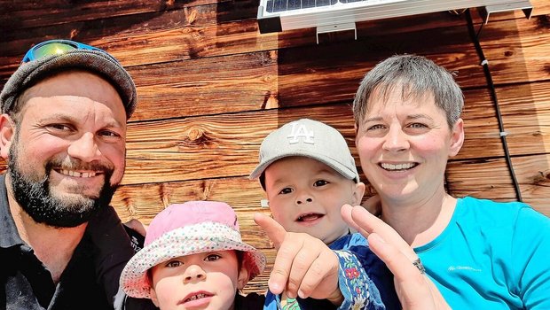 Freuen sich schon auf den Alpsommer: Reto und Corina Blöchlinger mit ihren beiden Kindern Ronya und Cyrill.