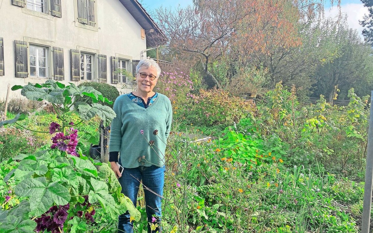 Fast wie auf dem Land: Silvia Uehlinger in ihrem Garten in Lausanne VD.