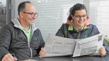 Nicole und Fritz Reusser lesen die BauernZeitung. (Bild: Micha Röthlisberger)