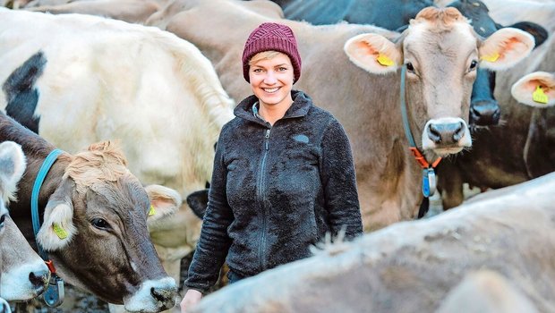 Auf dem Betrieb ihres Arbeitgebers, mitten zwischen den Kühen, fühlt sich Céline Spirig am wohlsten.