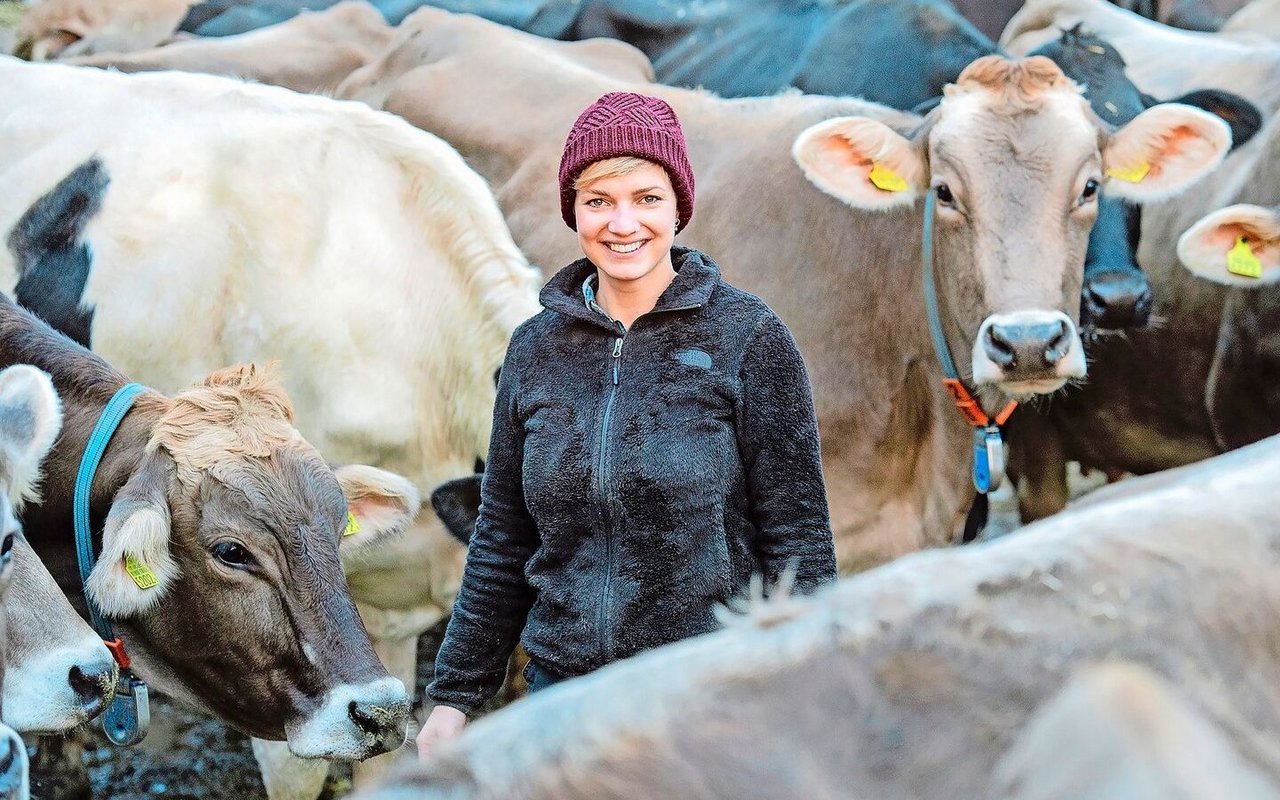 Auf dem Betrieb ihres Arbeitgebers, mitten zwischen den Kühen, fühlt sich Céline Spirig am wohlsten.