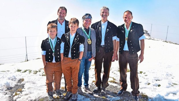 Beim Berner Alpkäse AOP sieht das Klassement folgendermassen aus (v. l. n. r.): 2. Platz Fritz Gerber, Schangnau; 1. Platz Erika Lauber, Lenk; 3. Platz Katharina und Adrian Zeller, Lenk.